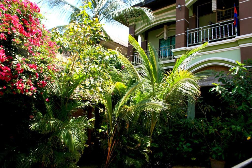 Firefly Guesthouse - The Berlin Angkor Сіємреап Екстер'єр фото