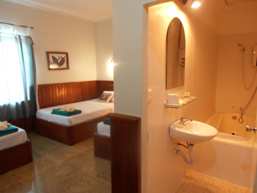 Firefly Guesthouse - The Berlin Angkor Сіємреап Екстер'єр фото
