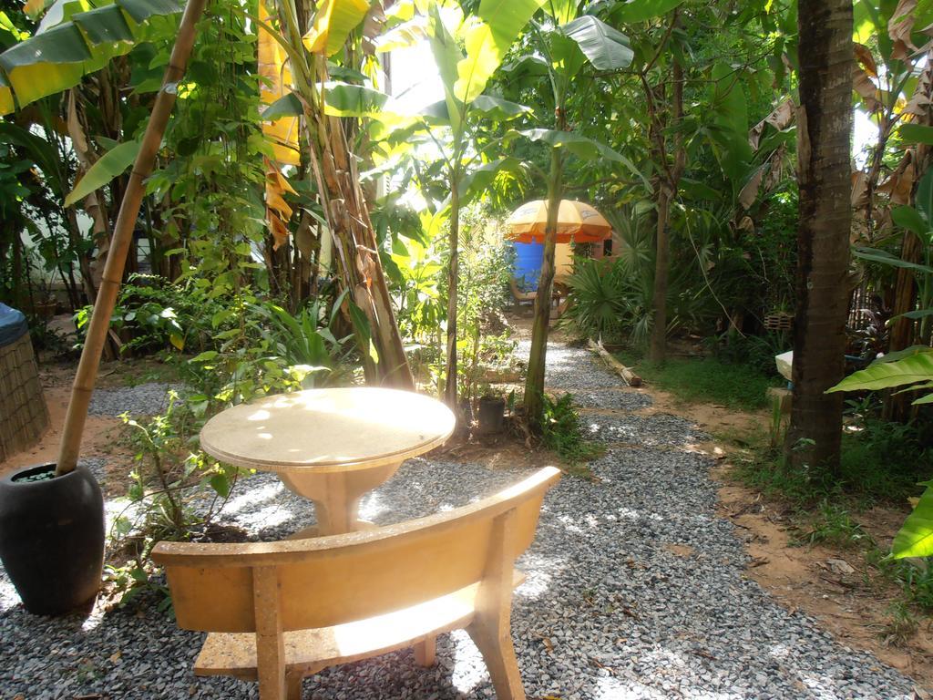 Firefly Guesthouse - The Berlin Angkor Сіємреап Екстер'єр фото